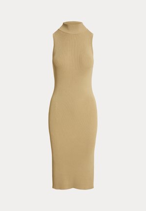 Πλεκτό, αμάνικο, μπεζ φόρεμα με ψηλό λαιμό και ραβδωτή υφή. Εφαρμοστό σιλουέτα, μήκος έως το γόνατο, χωρίς ορατό εξάρτημα ή επιπλέον διακοσμητικά στοιχεία.
