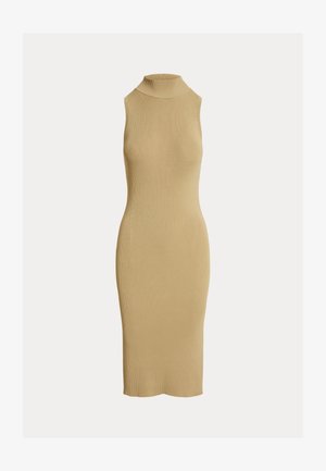 Strikket, ermeløs, beige kjole med høy hals og ribbestruktur. Figurnær silhuett, knelengde, uten synlige metallbeslag eller ekstra detaljer.