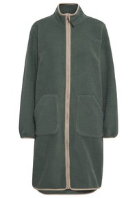 Abrigo de forro polar en verde oscuro con cremallera y ribete en topo, que presenta un cuello alto, mangas largas y dos bolsillos frontales tipo parche.