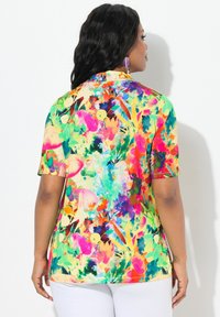 Košile s krátkým rukávem s barevným květinovým vzorem v odstínech zelené, růžové a žluté; vyrobená z hladkého, lehkého materiálu.