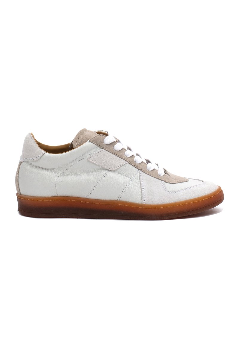 Weiße Leder Sneaker mit Wildlederelementen, flache braune Gummisohle, Schnürverschluss und gestickte Details an der Zehenkappe und den Seiten.