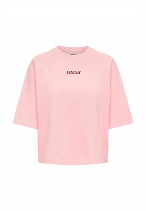 Jasnoróżowa bluza z krótkim rękawem i okrągłym dekoltem, z wyhaftowanym na czerwono napisem "FRESH" na środku klatki piersiowej.