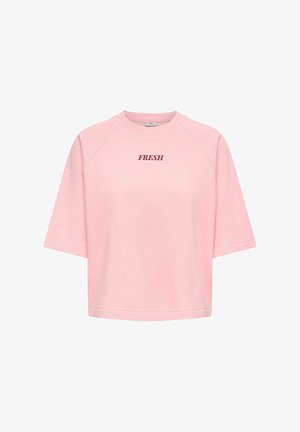 Jasnoróżowa bluza z krótkim rękawem i okrągłym dekoltem, z wyhaftowanym na czerwono napisem "FRESH" na środku klatki piersiowej.