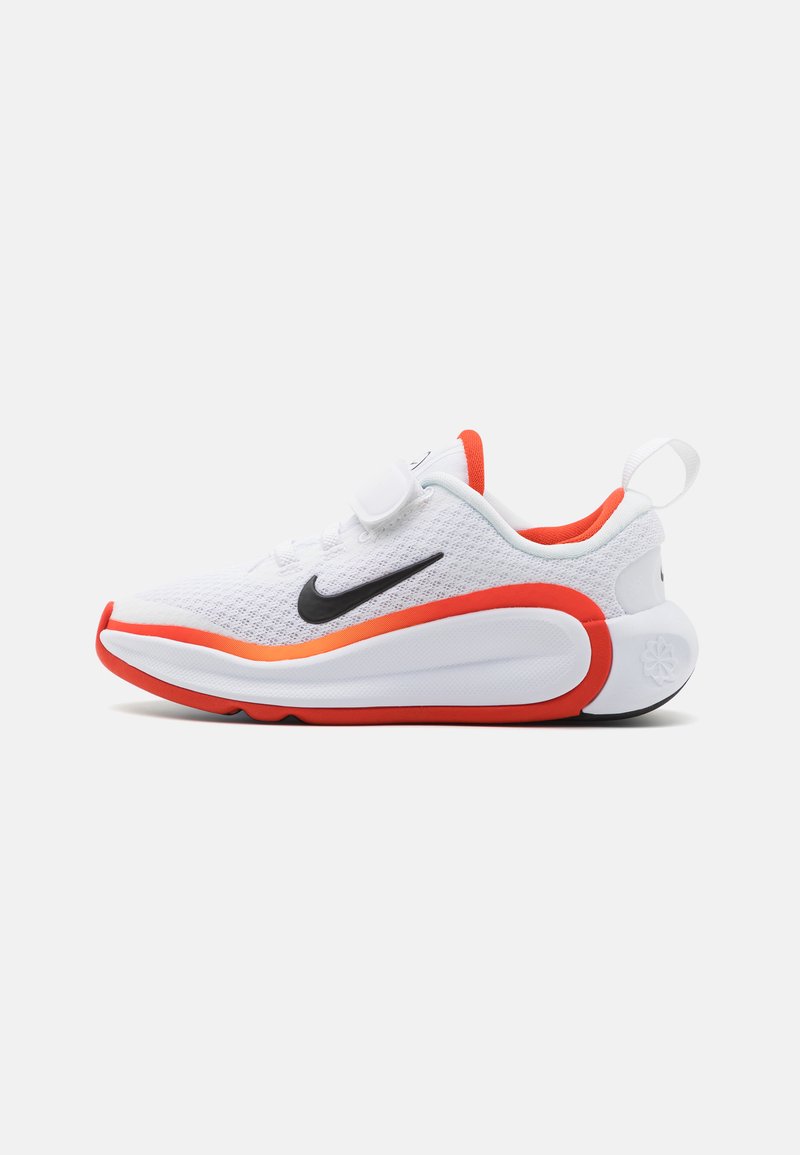 Witte sportieve sneaker met een gestructureerde mesh bovenkant, zwarte Nike swoosh, rode accenten op de zool en kraag, en een gepolsterde tong met klittenbandsluiting.