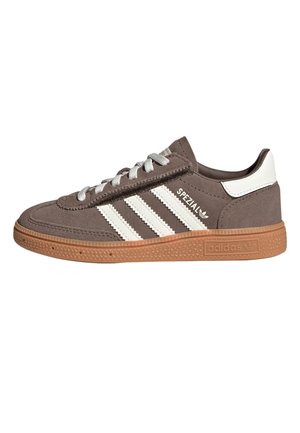 Szaro-biały niski but sportowy Adidas Spezial z gumową podeszwą, białymi sznurowadłami i trzema białymi paskami po bokach.