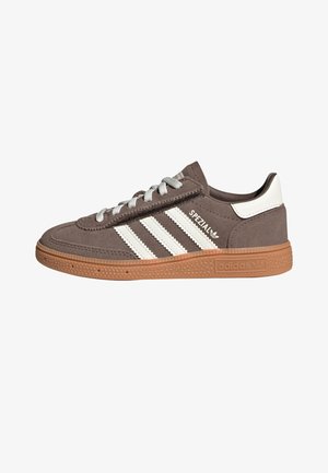 Sneaker Adidas Spezial basso in grigio e bianco con suola gum, lacci bianchi e tre strisce bianche sul lato.