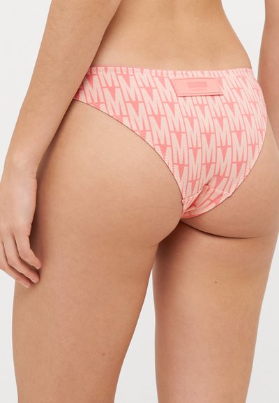 Rózsaszín bikini alsó, ismétlődő 'M' mintával, puha anyagból készült, texturált derékpánttal és logós díszítéssel a hátsó részen.