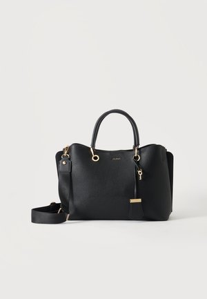 Schwarze, strukturierte Lederhandtasche mit goldfarbenen Beschlägen, zwei Griffen, abnehmbarem Schulterriemen und kleinem Schlüsselanhänger auf hellem Hintergrund.