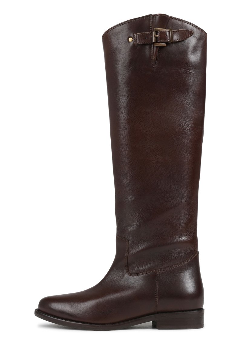 Botas altas em pele castanha, com bico arredondado, textura subtil e um detalhe de fivela no topo. Sola plana e detalhes de costura mínimos.