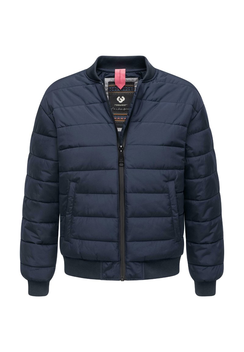 Navy színű steppelt dzseki elülső cipzárral, bordázott mandzsettákkal és gallérral. Jellemzője a kontrasztos bélés és két oldalsó zseb.