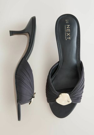 Juodos moteriškos mule tipo basutės su žemais kulniukais, raukšlėtais audinio dirželiais ir auksiniais netaisyklingos formos dekoratyviniais akcentais, dydis 6,5/40.