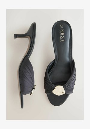 Juodos moteriškos mule tipo basutės su žemais kulniukais, raukšlėtais audinio dirželiais ir auksiniais netaisyklingos formos dekoratyviniais akcentais, dydis 6,5/40.