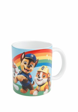 Tazza in ceramica con sfondo blu, che presenta tre cani cartoon su una base verde con un design arcobaleno. Manico bianco, colori vivaci.