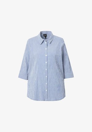 Camisa de rayas azul y blanca con cuello, mangas tres cuartos, botones en el frente y un corte relajado. Textura similar al algodón.
