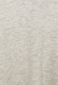 Jasnoszara dzianinowa tkanina swetra z subtelnie melanżowym wzorem i dekoltem w kształcie litery V. Miękki i lekki materiał.