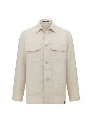 Chaqueta beige de botones, fabricada en lino ligero, con dos bolsillos en el pecho, corte recto, mangas rectas, textura sutil y diseño simple.
