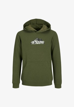 Zielona bluza z kapturem i kieszenią na przodzie oraz logo. Połączona z czarnymi dresami zwężanymi z akcentowanymi szwami i białymi trampkami.