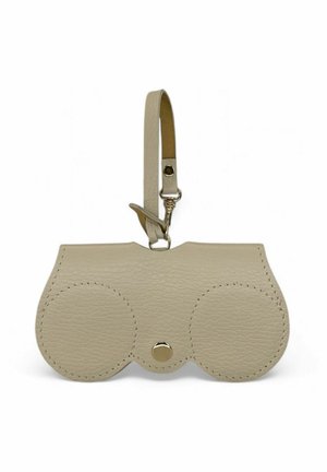 Pochette en cuir beige clair en forme de jumelles, avec des accents circulaires, un bouton-pression et une sangle pour le transport.