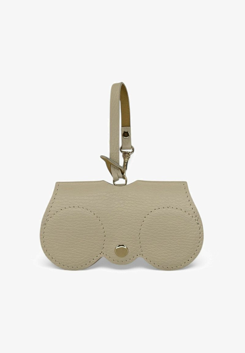 Pochette en cuir beige clair en forme de jumelles, avec des accents circulaires, un bouton-pression et une sangle pour le transport.
