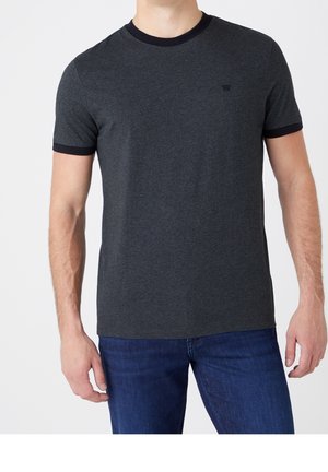 T-shirt gris foncé à manches courtes avec un col et des poignets côtelés noirs, en tissu doux, arborant un petit logo sur la poitrine.