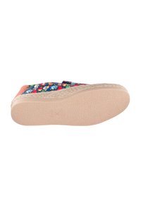 Zapato slip-on de lona colorido con un upper estampado que presenta gráficos multicolores, suela texturada beige y un acento de yute trenzado.