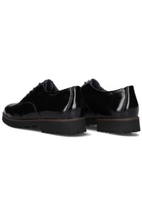 Zwarte gepolijste lederen veterschoenen met een ronde neus, een gestructureerde afwerking en een rubberen zool. Heeft een klassiek ontwerp en een lage hak.