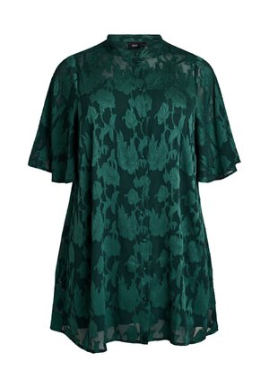 Izrezana bluza iz smaragdno zelene čipke z rožnatim vzorcem, kratkimi rokavi, sprednjim zapenjanjem na gumbe in sproščenim krojem. Prosojna tekstura z izbočenimi cvetličnimi vzorci.