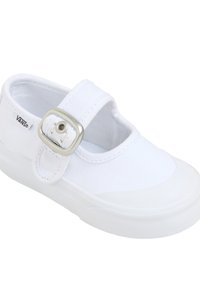 Białe płócienne buty typu Mary Jane z okrągłym noskiem, gumową podeszwą i srebrnym paskiem z klamrą na wierzchu stopy. Prosta i gładka tekstura.