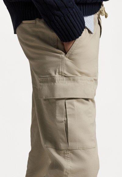 Polo Ralph Lauren STRETCH CHINO CARGO TROUSER - Calças cargo - classic stone
