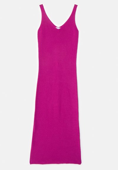 Robe ajustée sans manches en fuchsia vif. Présente un décolleté en V et une texture lisse et douce, descendant jusqu'au mollet. Design simple.