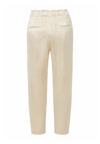 Lichtbeige linnen broek met een relaxte pasvorm, voorzien van een elastische tailleband en twee achterzakken met subtiele stikseldetails.