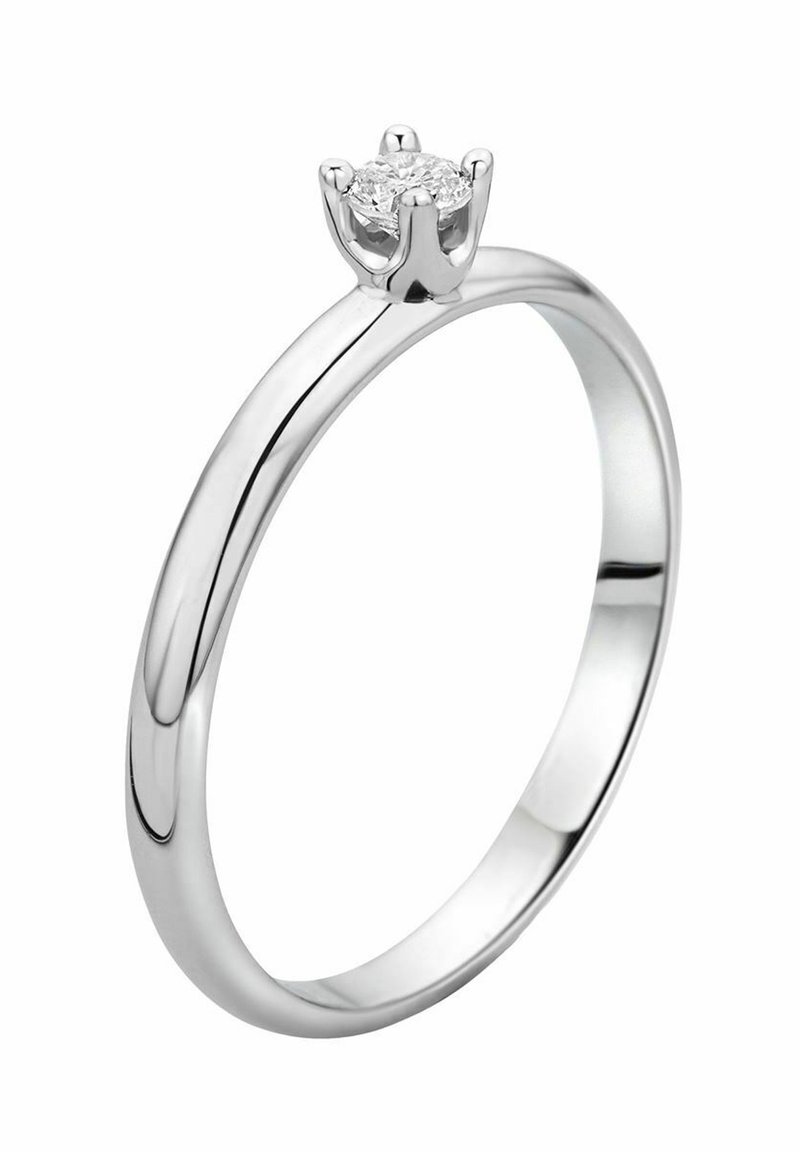 Anello d'argento con una fascia liscia e lucida e un diamante tondo incastonato in una montatura a sei griffe. Design semplice ed elegante.