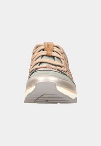 Widok z przodu beżowego i metaliczno-szarego trampka z beżowymi sznurówkami i białą gumową podeszwą na jednolitym tle.