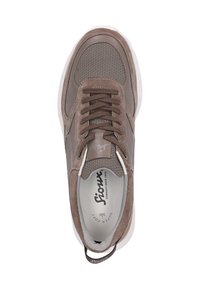 Braune Wildleder- und Mesh-Sneaker mit Schnürverschluss, gepolstertem Schaft und weißer Gummisohle. Verfügt über ein Logo auf der Zunge und strukturierte Überzüge.