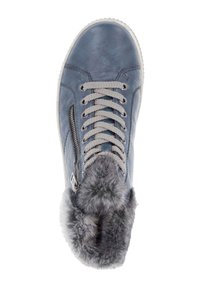 Sneaker alta in pelle blu con fodera in pelliccia grigia, chiusura con lacci e zip laterale. Parte superiore testurizzata e suola in gomma.