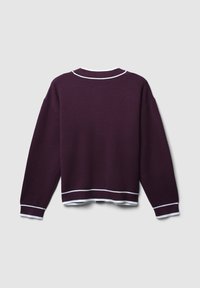Maglione viola con collo a girocollo, bordi bianchi e maniche lunghe. Presenta una vestibilità ampia e polsini e orlo a costine. Texture in maglia morbida.