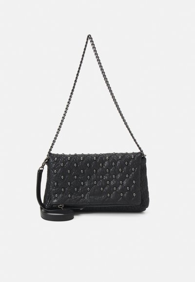 Sac en cuir matelassé noir avec une bandoulière en chaîne, comportant des accents de crâne et une fermeture éclair. Surface texturée avec une finition brillante.