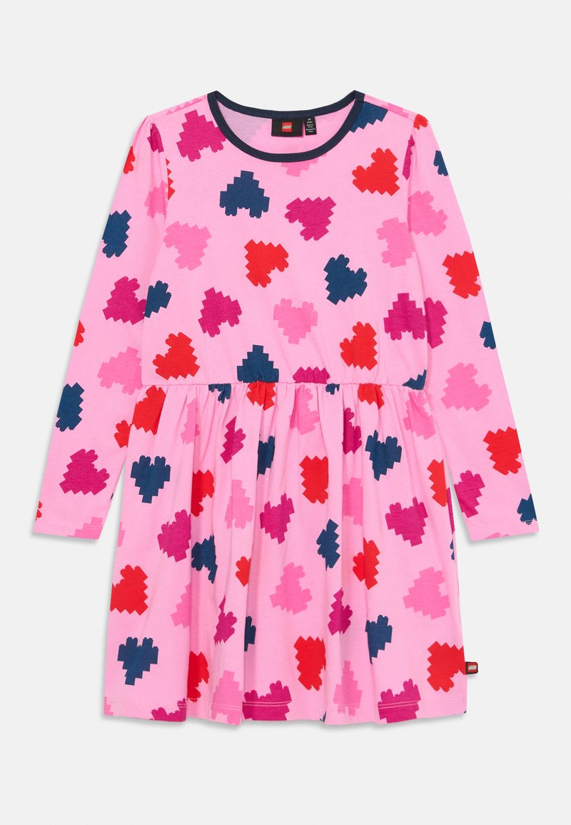 Ροζ μακρυμάνικο φόρεμα με φούστα σε άλφα σχήμα, διακοσμημένο με πολύχρωμες εικονοστοιχίες καρδιών σε κόκκινες, σκούρες μπλε και μοβ αποχρώσεις.