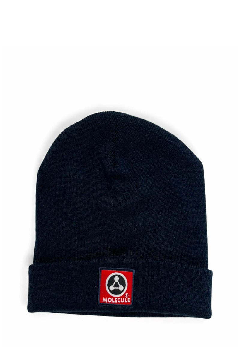 Tumesinine müts soonilise kudumistruktuuriga. Omaduseks on üleslaotud äär ja ruudukujuline punane tähis keskel logoga.