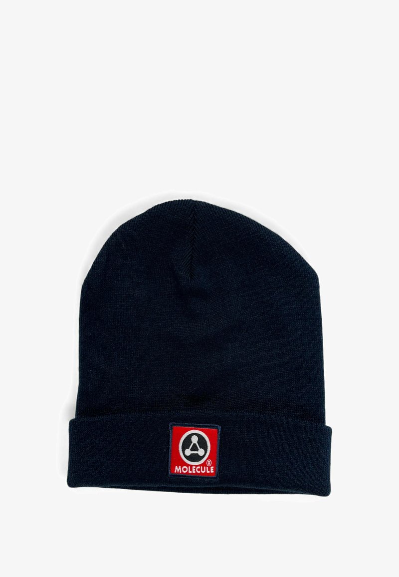 Tumesinine müts soonilise kudumistruktuuriga. Omaduseks on üleslaotud äär ja ruudukujuline punane tähis keskel logoga.