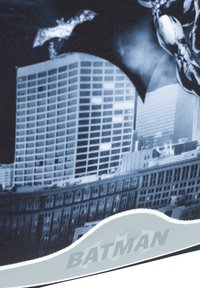 Torba w stylu Batmana z grafiką przedstawiającą panoramę w odcieniach niebieskiego i szarości. Wygięty dolny brzeg z białym akcentem i logo w kolorze szarym.