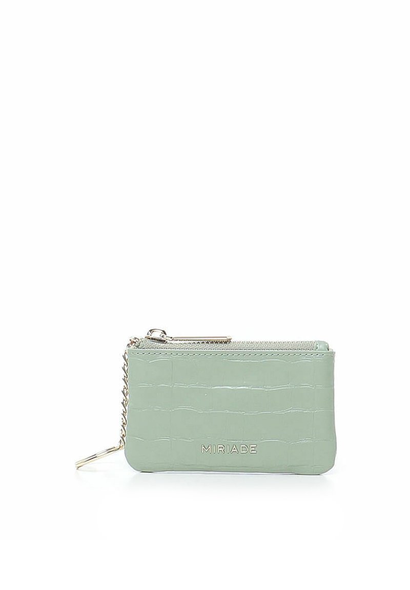 Cartera de color verde menta con patrón de cocodrilo, hecha de cuero sintético. Cuenta con un cierre de cremallera plateado y un accesorio para llaves para un transporte fácil.