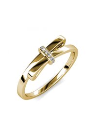 Gouden ring met een dunne band en een kruisontwerp met vijf kleine, heldere edelstenen in het midden. Glad, gepolijst afwerking.