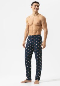 Marineblauwe pyjamabroek met een algehele bloemenprint in rood en wit, gemaakt van zachte stof, met een elastische tailleband en een rechte pijpdesign.