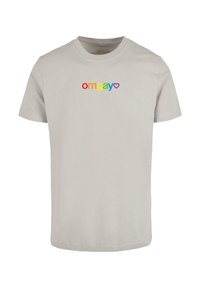 Kortærmet, lysegrå bomulds t-shirt med farverig tekst "omgay" og et hjerte symbol, der har en rund halsudskæring og en standard pasform.