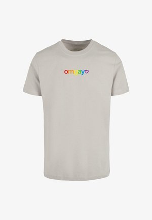Camiseta de algodón de manga corta en gris claro con el texto colorido "omgay" y un símbolo de corazón, con cuello redondo y corte estándar.
