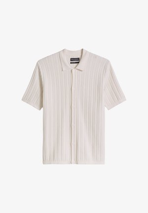 Chemise en tricot à manches courtes, boutonnée, de couleur beige clair avec une texture côtelée et un col pointu.