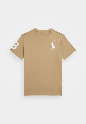 T-shirt de manga curta bege, feito de algodão, com decote redondo, apresentando um logótipo de jogador de polo branco no lado esquerdo do peito e o número 3 na manga.