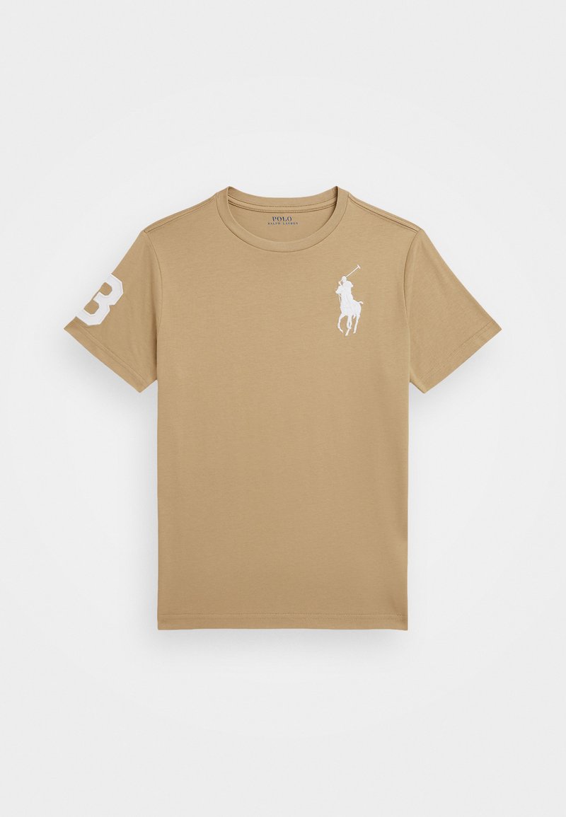 T-shirt de manga curta bege, feito de algodão, com decote redondo, apresentando um logótipo de jogador de polo branco no lado esquerdo do peito e o número 3 na manga.