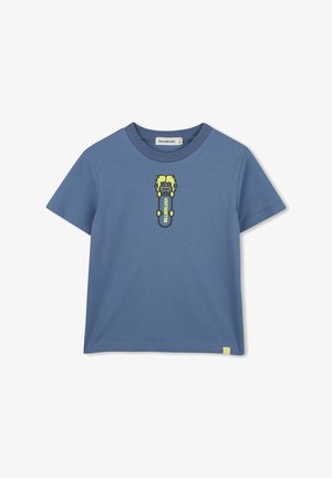Blauw kindert-shirt met korte mouwen en een kleine skateboardafbeelding met een geelharig personage en de tekst "BILLIEBLUSH" aan de voorkant.